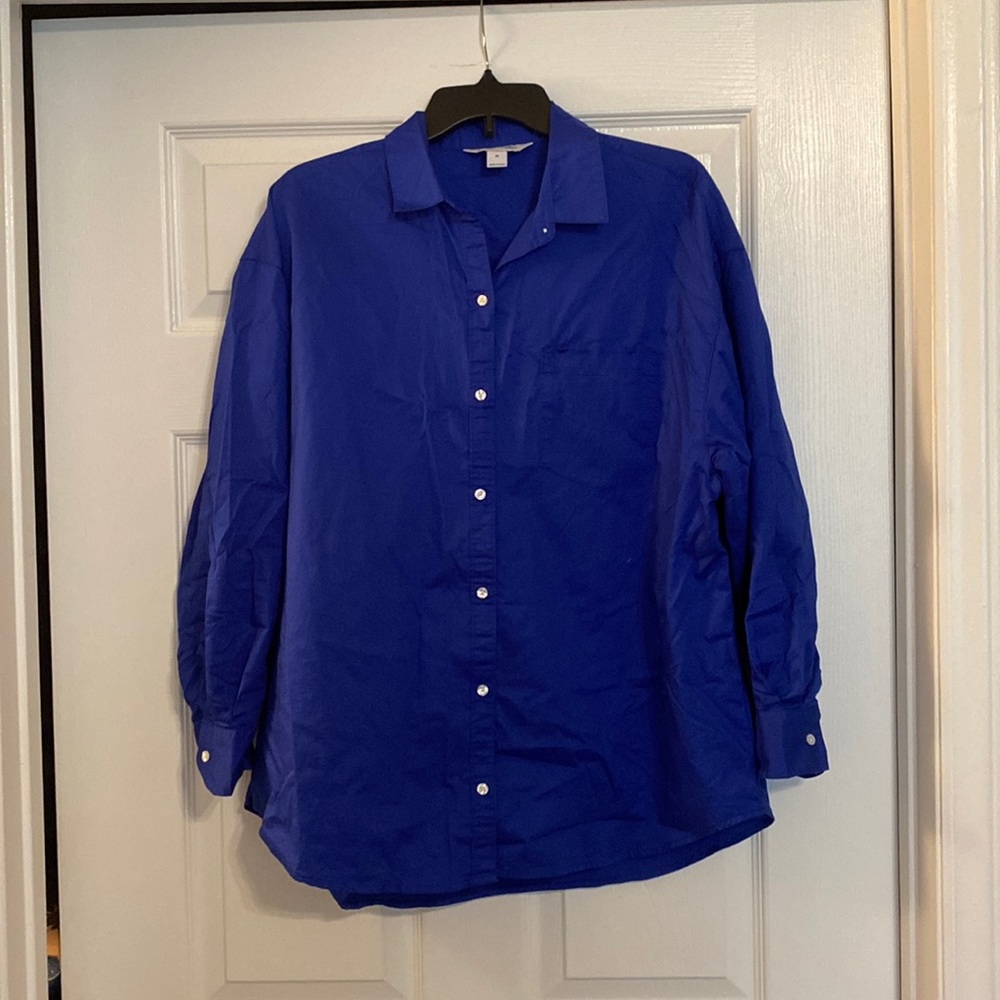 Womens boyfriend button down shirt. Size Medium blue.